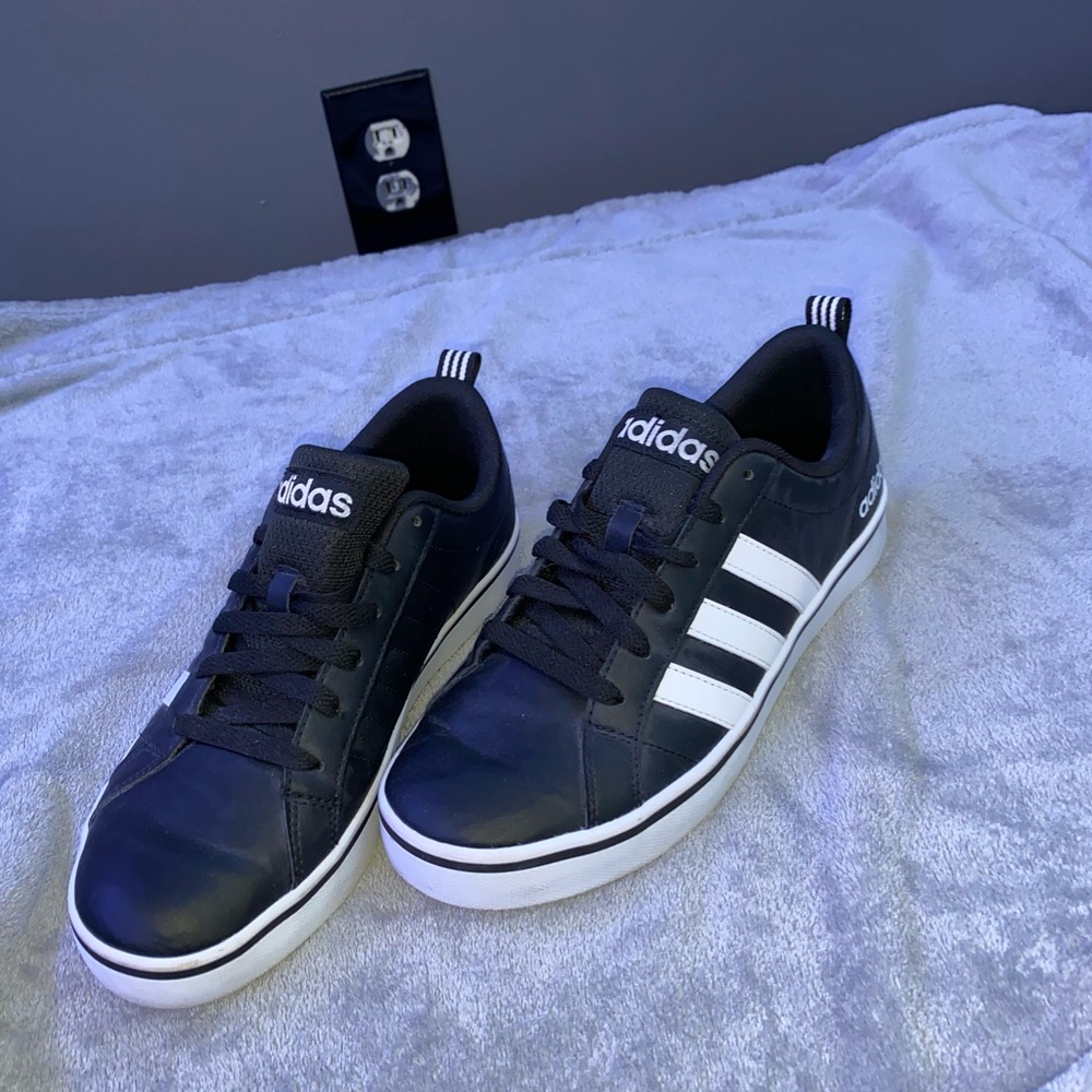 Adidas sneaker men’s 7 NEW